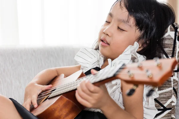 Asiática china niña jugando ukele —  Fotos de Stock