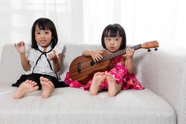 Asiatique chinois petite soeur jouer ukele — Photo