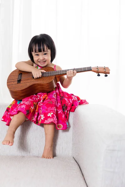 Happy Asijská Čínská holčička hrát ukele — Stock fotografie