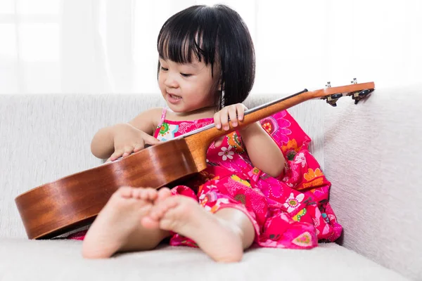 Aziatische Chinese meisje spelen ukele — Stockfoto