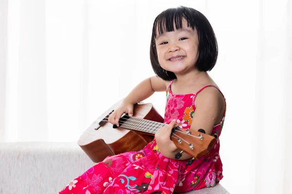 Feliz asiática china niña jugando ukele —  Fotos de Stock