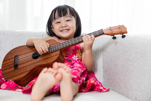 Feliz asiática china niña jugando ukele —  Fotos de Stock