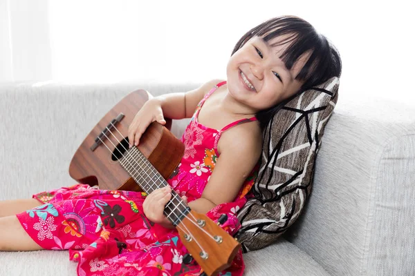 Feliz asiática china niña jugando ukele —  Fotos de Stock