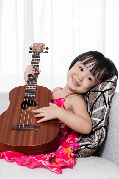 Feliz asiática china niña jugando ukele —  Fotos de Stock