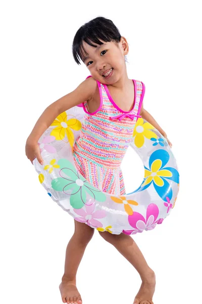 Asiatisch chinesisch klein mädchen porträt tragen badeanzug mit schwimmen ri — Stockfoto