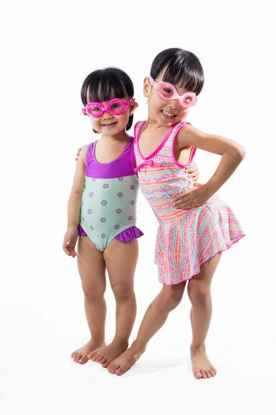 Asiatisch chinesisch kleine schwester porträt tragen brille und swimsui — Stockfoto