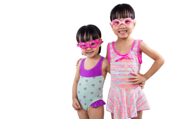 Gözlükleri ve..... swimsui giyen Asyalı Çinli küçük kız kardeş portre — Stok fotoğraf