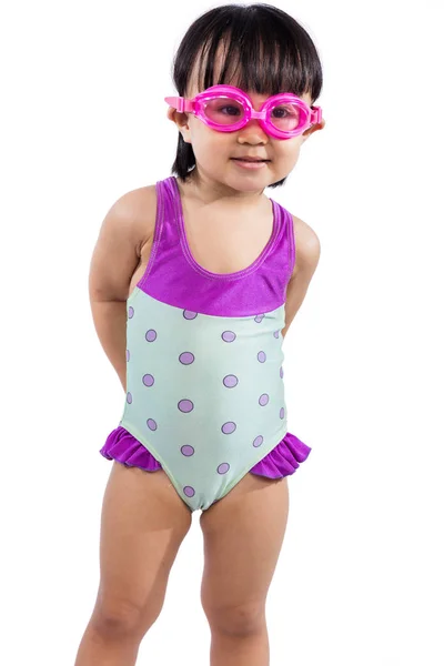 Азиатский портрет маленькой девочки в очках и купальниках — стоковое фото