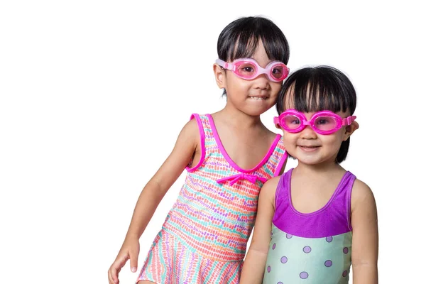 Asiática china poco hermana retrato usando gafas y swimsui — Foto de Stock