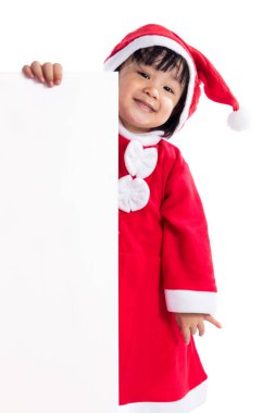 Asyalı Çinli küçük kız boş ileti tutan santa kostüm