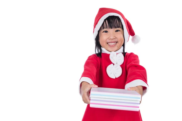Азиатская маленькая девочка в костюме Санты держит подарочную коробку — стоковое фото