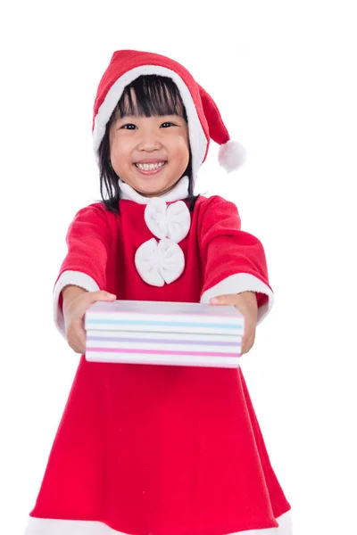 Азиатская маленькая девочка в костюме Санты держит подарочную коробку — стоковое фото