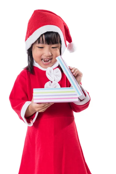 Asiático chino niña en santa traje celebración regalo caja — Foto de Stock