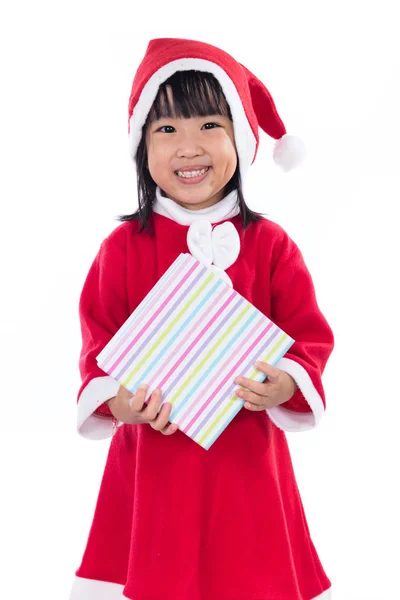 Asiático chinês menina no santa traje segurando caixa de presente — Fotografia de Stock