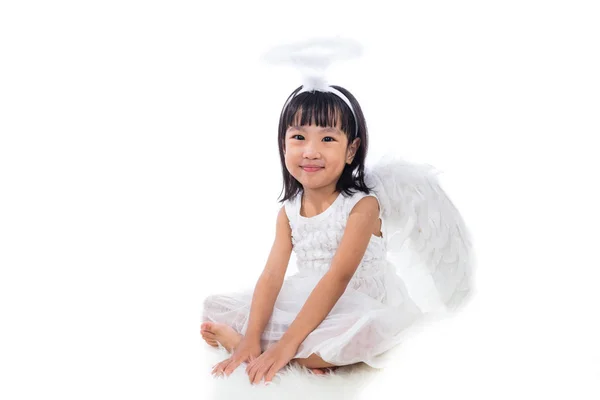 Азиатская маленькая девочка в угловом костюме — стоковое фото