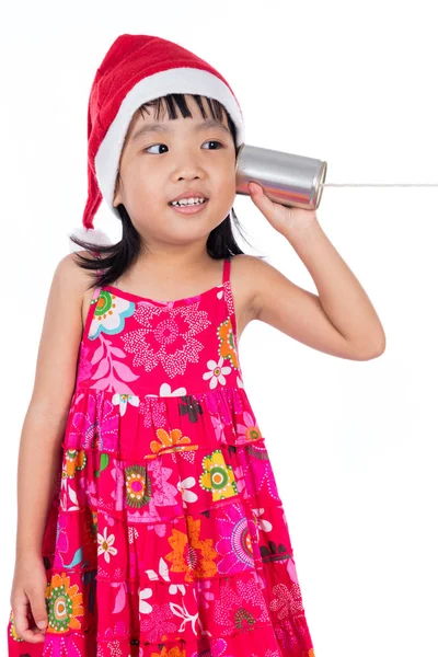 Asiática china niña usando santa sombrero celebración lata — Foto de Stock