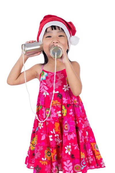 Asiática china niña usando santa sombrero celebración lata — Foto de Stock