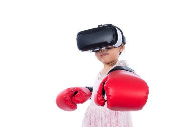 Asyalı Çinli küçük kız boxi ile sanal gerçeklik yaşıyor