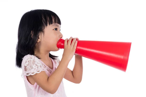 Asian Chinese little girl shouting with retro loudspeaker — Stock Photo, Image