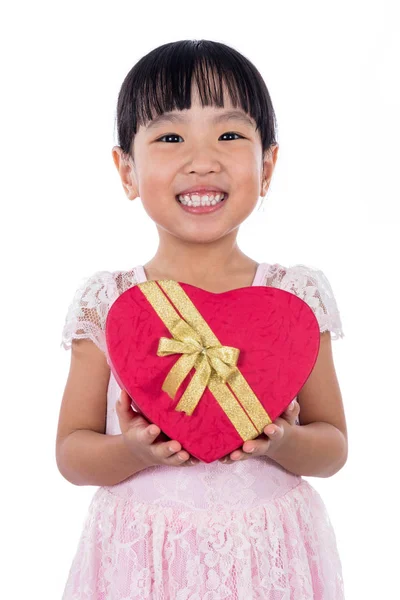 ハート形のギフト ボックスを持ってアジア中国少女 — ストック写真