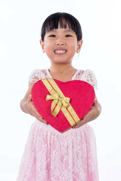 Asyalı Çinli küçük kız kalp şekli hediye kutusu holding — Stok fotoğraf