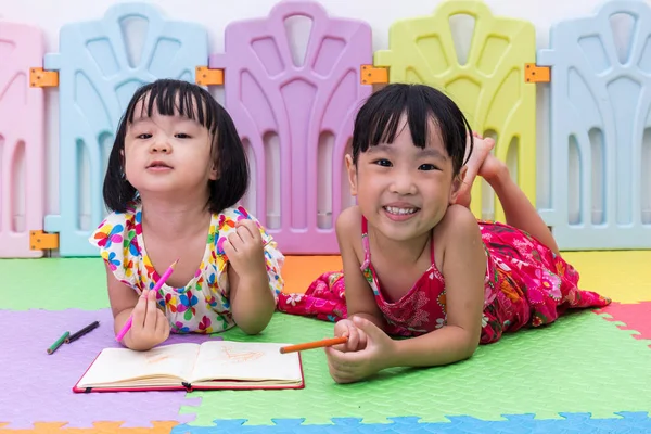 Heureuses petites sœurs chinoises asiatiques posées sur le sol coloriage — Photo