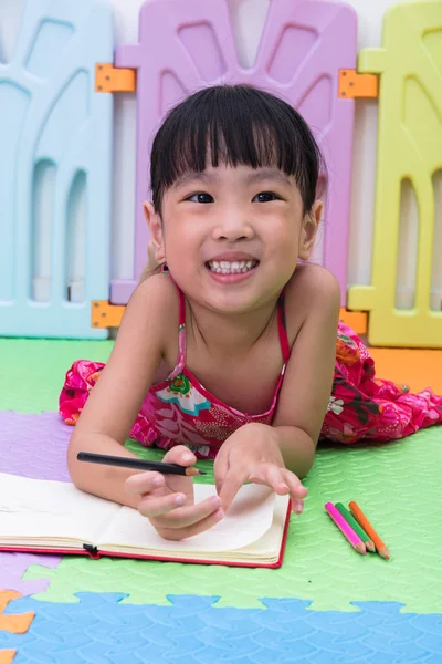 床の色を置くこと幸せなアジア中国小さな女の子 — ストック写真