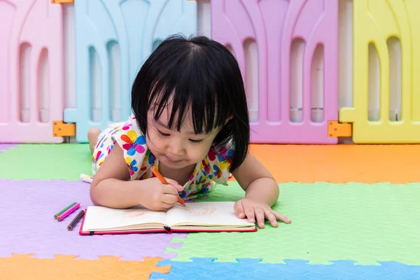 Ασιατική Κινέζικη κοριτσάκι τοποθέτησης επάνω το πάτωμα χρωματισμός — Φωτογραφία Αρχείου