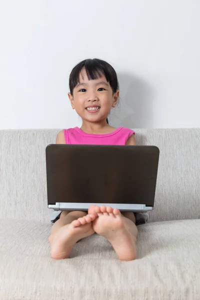 Feliz asiática china niña sentada en sofá con portátil — Foto de Stock