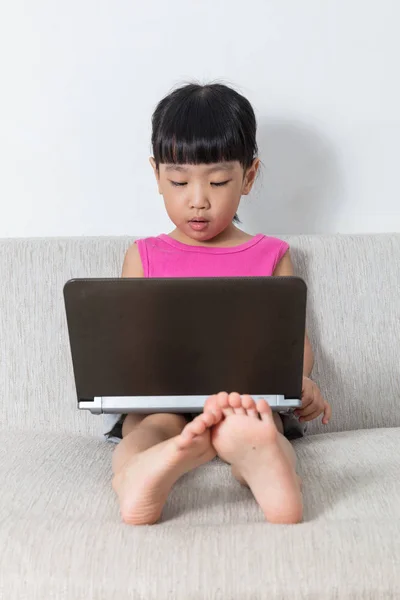 Asiática china niña sentada en el sofá utilizando el ordenador portátil — Foto de Stock