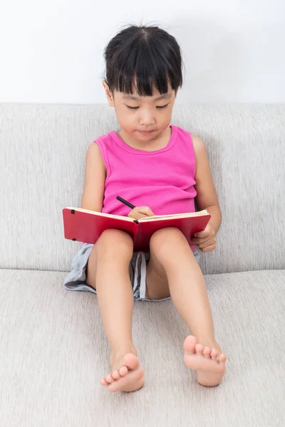 Aziatische Chinese meisje zittend op de Bank schrijven boek — Stockfoto