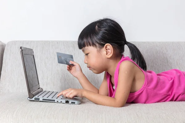 Asiática china niña celebración de tarjeta de crédito compra en línea — Foto de Stock