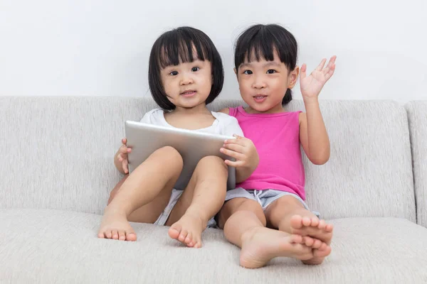 Asiático chino poco hermanas usando tableta — Foto de Stock