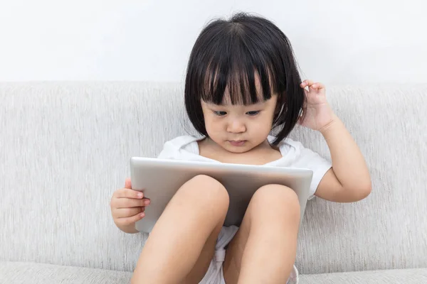 Asiática china niña sentada en el sofá con la tableta — Foto de Stock