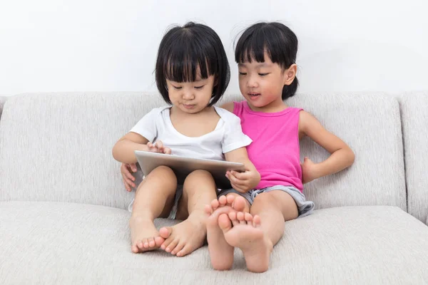 Asiático chino poco hermanas usando tableta — Foto de Stock