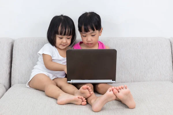 Asiático chino poco hermanas jugando ordenador — Foto de Stock