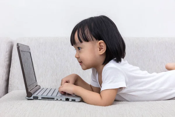 Azjatycki chiński dziewczynka leżąc na kanapie przy użyciu laptopa — Zdjęcie stockowe