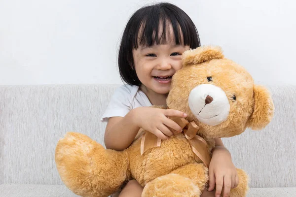 Feliz asiática china niña abrazando un osito de peluche —  Fotos de Stock
