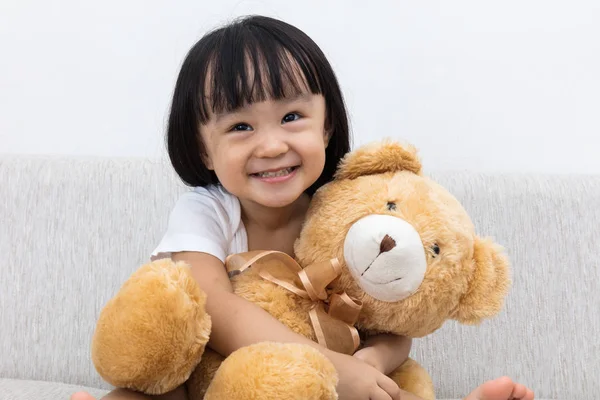 Feliz asiática china niña abrazando un osito de peluche —  Fotos de Stock