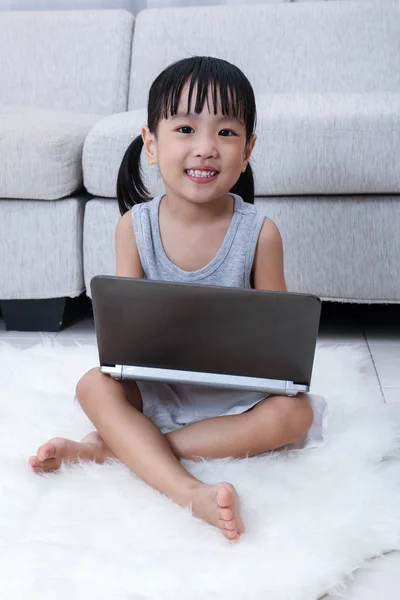 Feliz asiática china niña usando portátil en el suelo — Foto de Stock