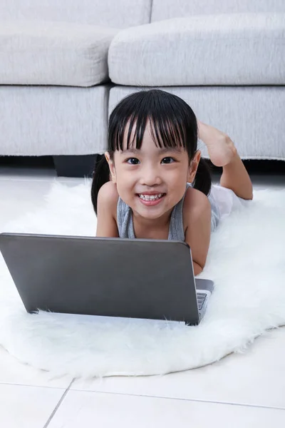 Feliz asiática china niña usando portátil en el suelo — Foto de Stock