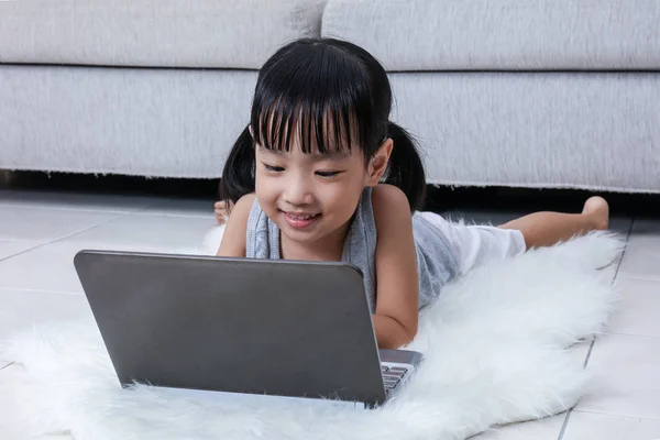 Feliz asiática china niña usando portátil en el suelo — Foto de Stock