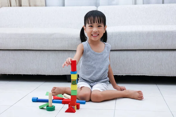 Feliz asiática china niña jugando bloques en el suelo — Foto de Stock