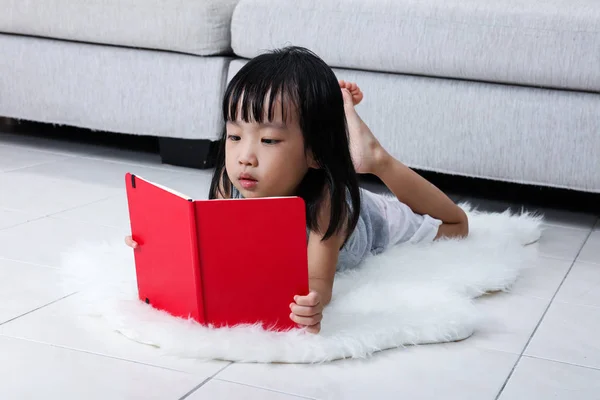 Asiatisch chinesisch klein mädchen reading buch auf die boden — Stockfoto