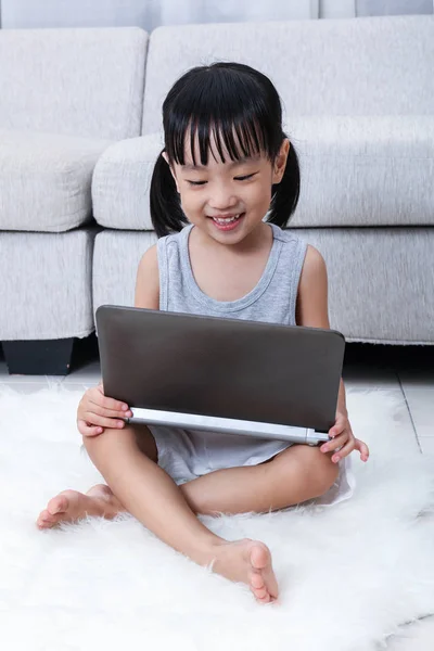 Szczęśliwy azjatycki chiński dziewczynka za pomocą laptopa na podłodze — Zdjęcie stockowe