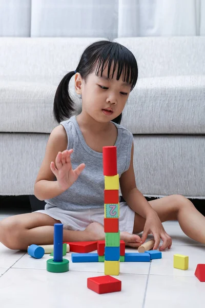 アジア中国小さな女の子が床にブロックを遊んで — ストック写真