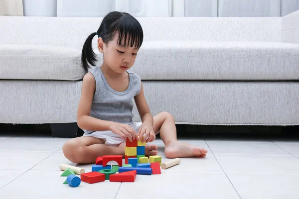 アジア中国小さな女の子が床にブロックを遊んで — ストック写真