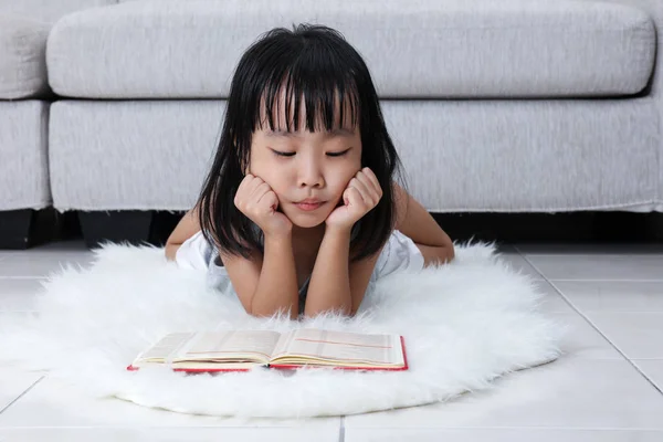 Sleepy Aziatische Chinese kleine meisje leesboek op de verdieping — Stockfoto