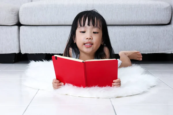 Aziatische Chinese meisje lezen boek op de verdieping — Stockfoto