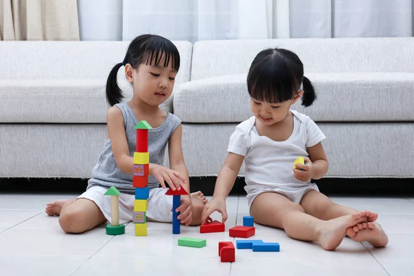Asiatico cinese poco sorelle giocare blocchi su il pavimento — Foto Stock